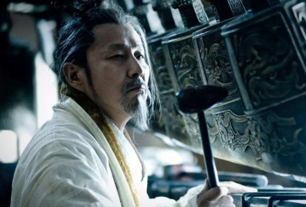 刘邦称帝后去拜见老爹刘太公，刘太公为何拿著扫帚倒退而走？