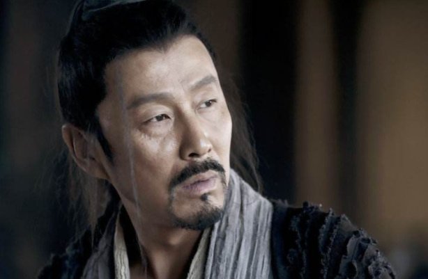 刘邦称帝后去拜见老爹刘太公，刘太公为何拿著扫帚倒退而走？