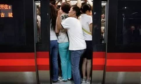 上海一名女子乘坐地铁时头发被门住,遇到这种情况时应该怎么办?