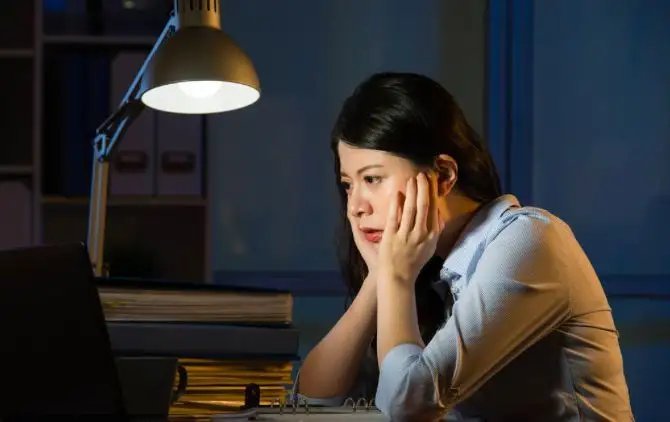 周末疯狂补觉真的能把平时熬的夜补回来吗？