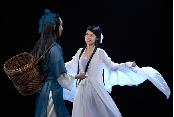 纤纤擢素手怎么读