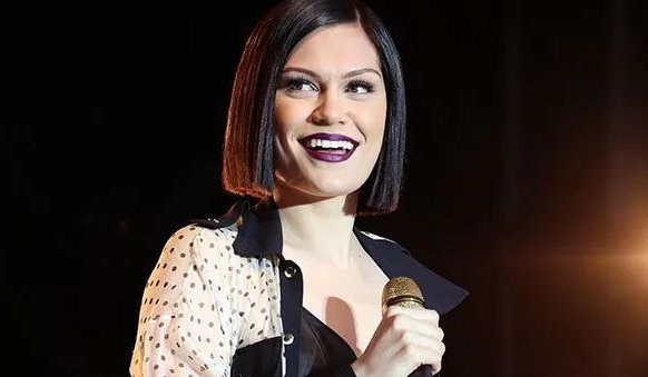 她们都是在24岁担任好声音导师，但只有她成为了冠军导师，为什么呢？