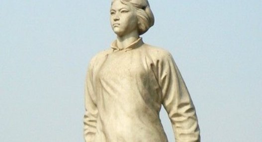 列举历史上舍生取义的英雄人物，要有具体事例!