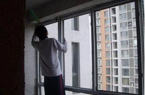 如何自己更换纱窗？