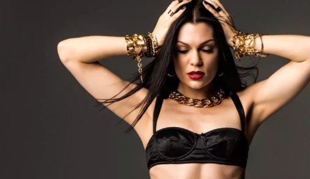 她们都是在24岁担任好声音导师，但只有她成为了冠军导师，为什么呢？