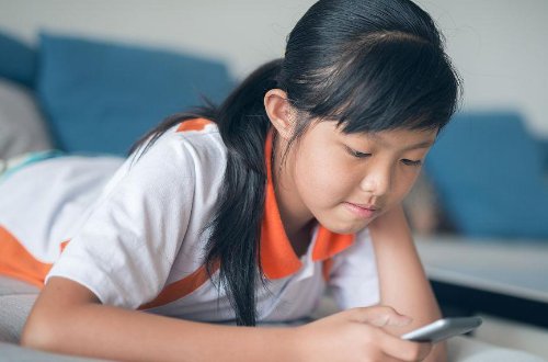 上初二的女儿偷偷玩手机怎么办