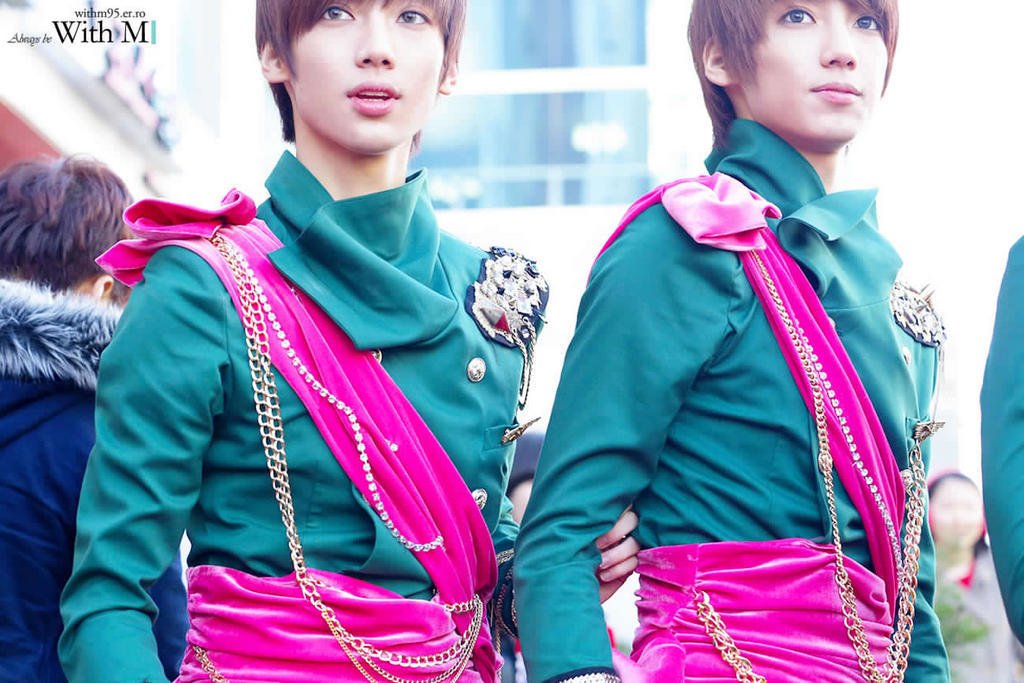 boyfriend里面的双生关系真的好吗？ 他们有哪些亲密一点的接触的综艺或者视频啊... 先谢啦...