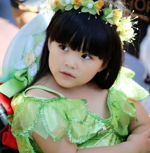 王诗龄巴黎看展，头戴毛线帽长发披肩亭亭玉立，有“大家闺秀”的气质吗？