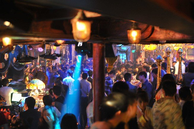 酒吧”半卡“是什么意思？我一个人能坐散台吗？散台是谁定就只能谁坐，还是混坐的？