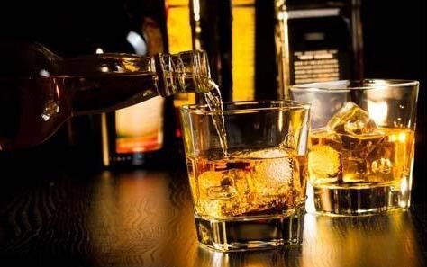 怎样才能打开洋酒瓶盖注酒入并内?