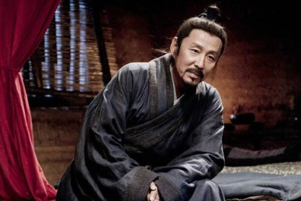 刘邦称帝后去拜见老爹刘太公，刘太公为何拿著扫帚倒退而走？