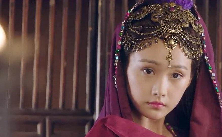 找古代小说。 女主性格很慵懒很强悍，跟男主是在水中遇到的，第一次见面在船上，男主还想杀她来着。很喜