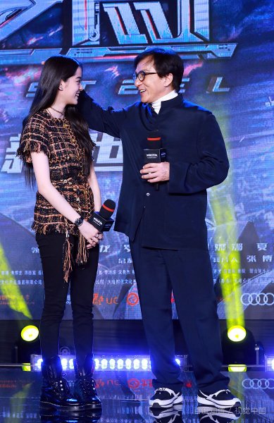 男生喜欢摸女孩子的头怎么回事？