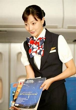 空姐“蹲式服务”引争议,“蹲式服务”究竟有何“玄机”?