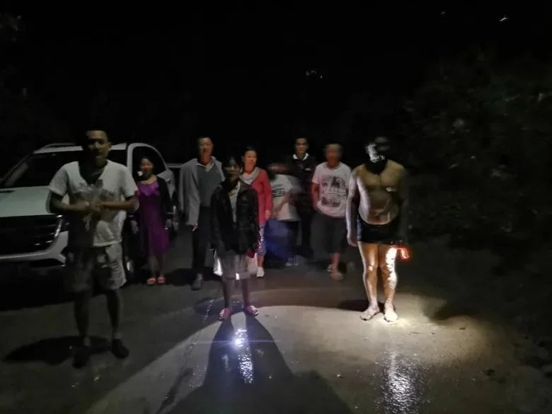 女子发现客厅有裂缝救下21户村民，为什么会这样？