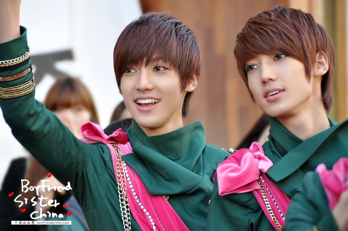 boyfriend里面的双生关系真的好吗？ 他们有哪些亲密一点的接触的综艺或者视频啊... 先谢啦...