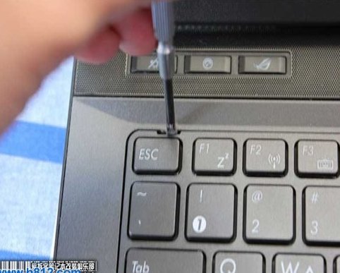 华硕x44h键盘怎么拆下来