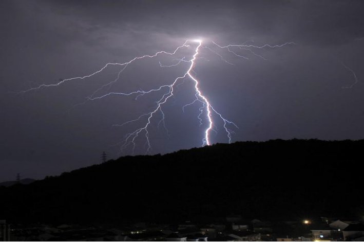 轰隆隆，天空响起了一阵雷声，怎么仿写句子？