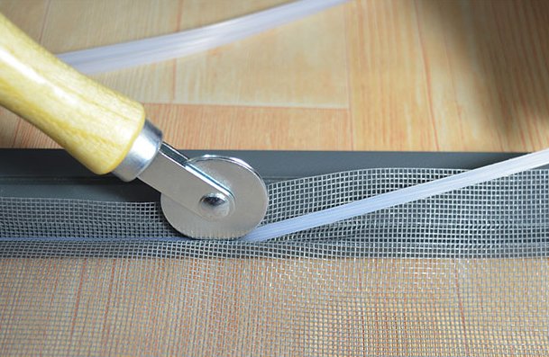 如何自己更换纱窗？