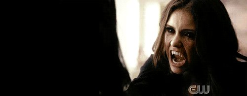 有一张图片，是一个女吸血鬼伸出牙齿又缩回去，然后苦笑了一下，在 吸血鬼日记 的哪一集，O(∩_∩)O谢谢