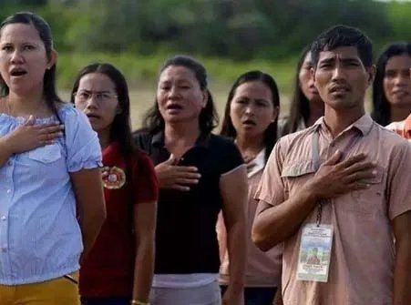 奏国歌拒起立还大嚼爆米花，菲律宾男子被捕，这是怎么回事？