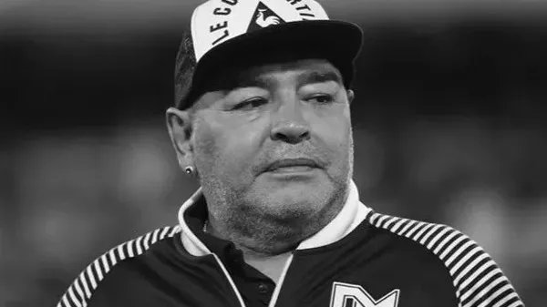 球王马拉多纳家中突发心脏骤停去世，享年60岁