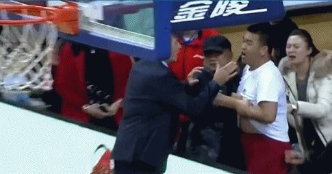 你如何看待江苏男篮主教练推搡球迷事件?当时发生了什么?