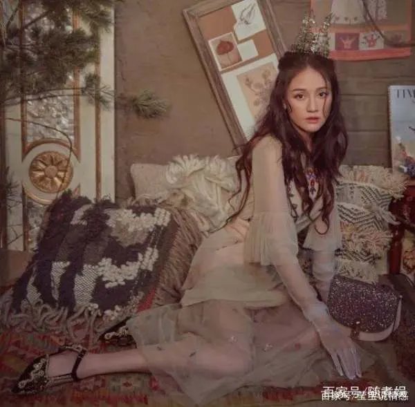 陈乔恩素颜赶飞机，原来发际线这么高！网友：感觉不是一个人，你怎么看？