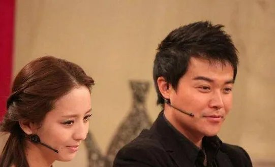 陈思诚带儿子看佟丽娅演出，一脸发福油腻相抢眼，儿子首曝光，你觉得像谁？