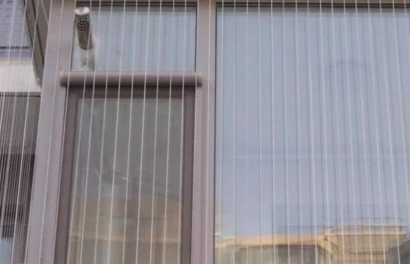 纱窗装里面还是外面