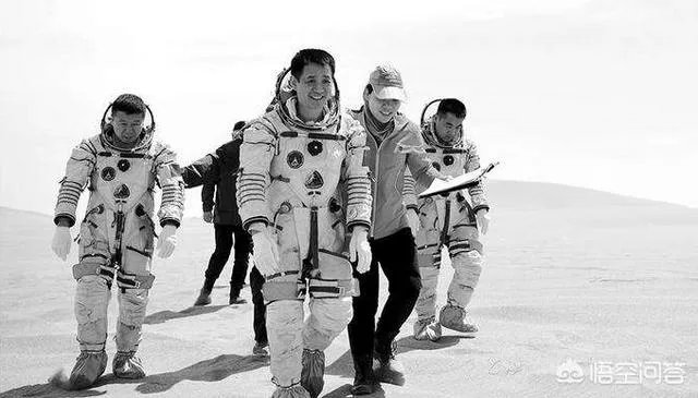 我国组织航天员沙漠野外生存训练，航天员在返回地面后和得到地面支援前可能遭遇哪些危险？