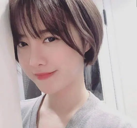 具惠善短发造型嫩如学生妹：谁能看出这是34岁的女人