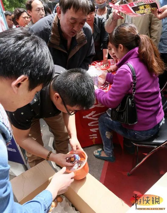 鸡蛋换黄金:10个鸡蛋换一转运珠,老人通宵排队