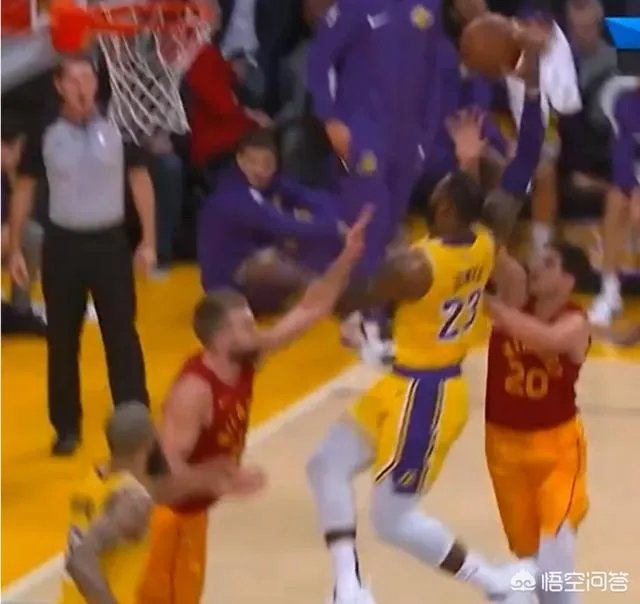 詹姆斯扣篮被犯规，为什么解说员说步行者队不解风情，当时情况如何？你怎么看？