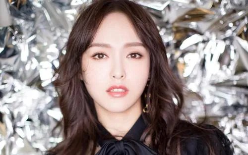 星光红毯唐嫣产后首亮相满脸疲惫，明星有多拼？