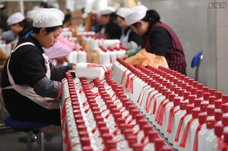 花4万租别墅偷邻居40瓶茅台 涉案金额达三十多万