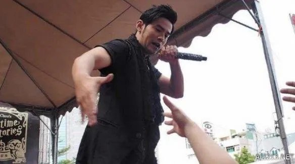 周杰伦台北签唱会坦言：除了宣传 私心想见LOL水友！