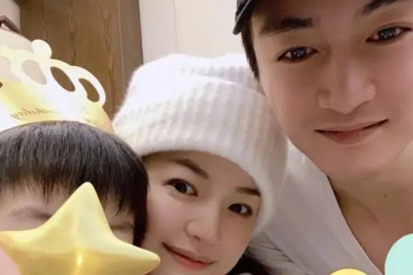 陈妍希为儿子庆生，陈晓罕见出镜，他们一家人的氛围如何？