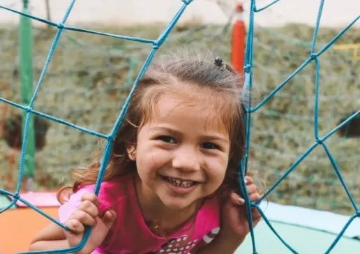 熊孩子井盖内扔鞭炮被炸飞，如何避免此类事情的再次发生？