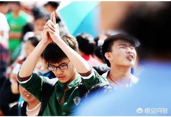 究竟发生了什么？河南考生看数学卷10分钟后放弃答卷，不让离开崩溃倒地？