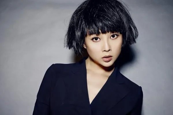 殷桃的嘴为什么一直是破的 她嘴上的痣越来越大了