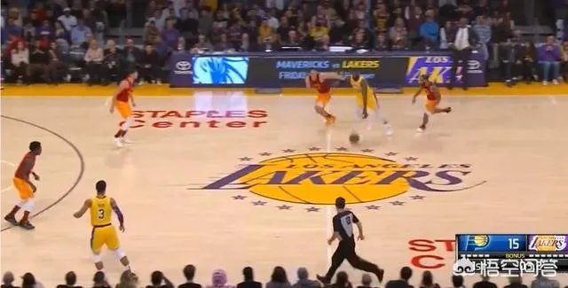 詹姆斯扣篮被犯规，为什么解说员说步行者队不解风情，当时情况如何？你怎么看？