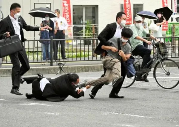 日媒：安倍遭枪击现场有22人负责警备，此事暴露出了哪些问题？