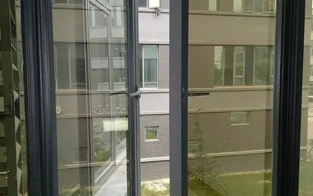 纱窗装里面还是外面