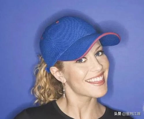 戴帽子的发型扎法？