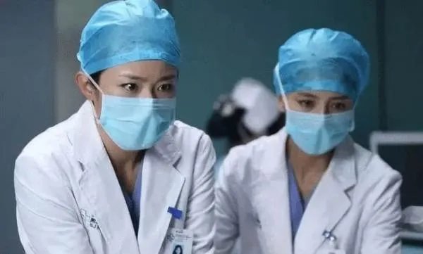 医学女博士在南京赶车途中救了个人，你如何看待她的善举？