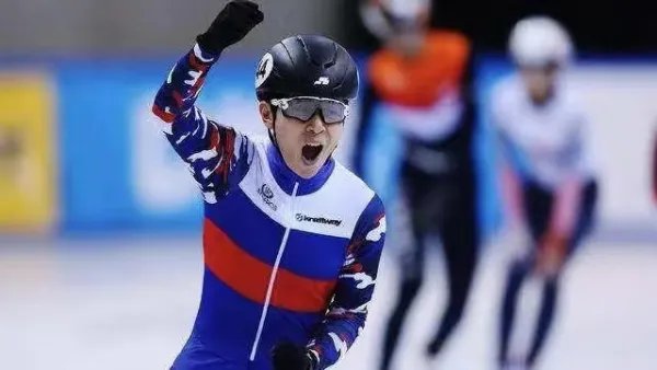 黄大宪犯规抬冰刀干扰武大靖引热议，为什么韩国体育总会引起争议