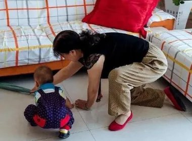 保姆掌掴1岁孩子并强行给孩子喂辣椒，孩子的家属该怎么维权呢？