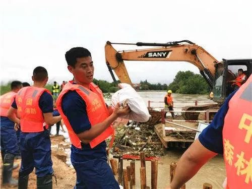 上千名空降兵封堵了哪里的200米河堤决口？