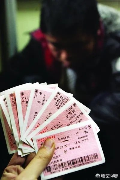 长春一男子火车站有偿插队代买票：每张20元，这是否违法，你怎么看？